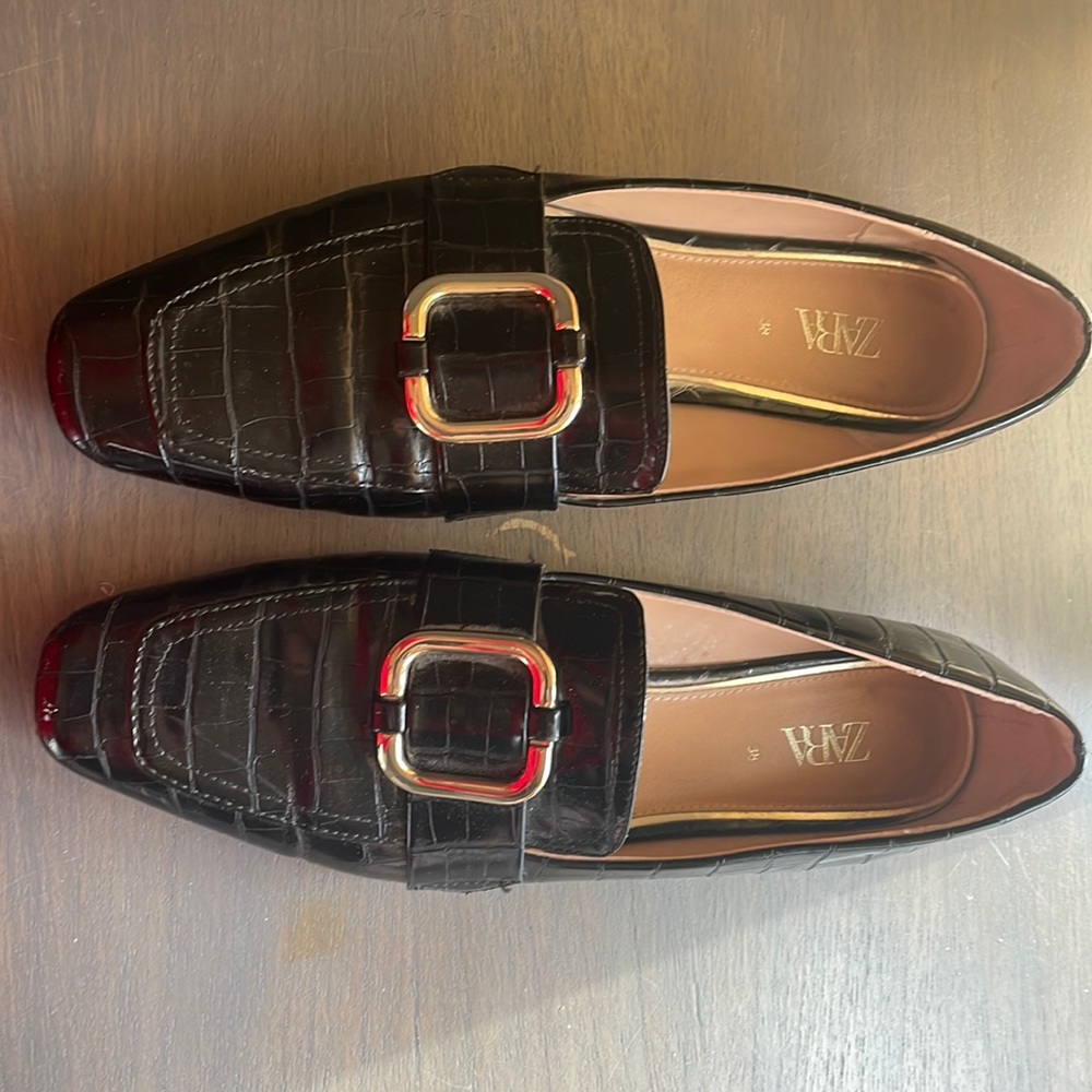 Animal print black loafers with buckle
